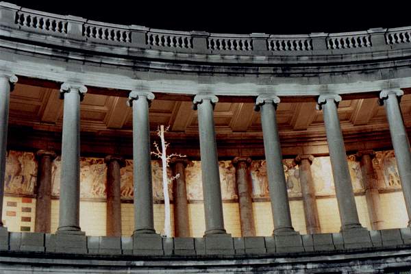 Ma, arbre de plâtre dans les arcades du Cinquantenaire, vue de nuit